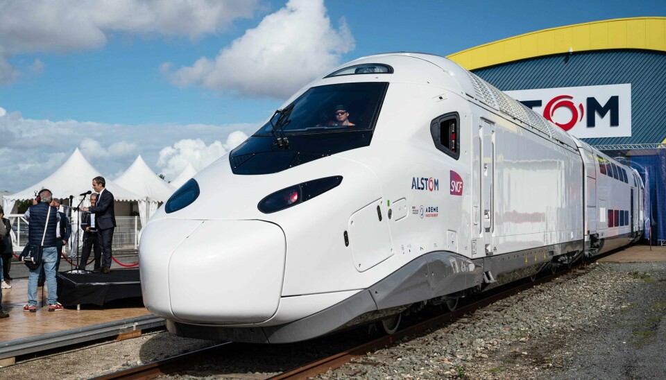Tog er det klart mest energieffektive transportmiddelet og lyntog er enda mer effektive enn andre tog, skriver artikkelforfatterne. Bildet er fra presentasjonen av neste generasjon lyntog (TGV) i Frankrike tidligere denne måneden. Tog er det klart mest energieffektive transportmiddelet og lyntog er enda mer effektive enn andre tog, skriver artikkelforfatterne. Bildet er fra presentasjonen av neste generasjon lyntog (TGV) i Frankrike tidligere denne måneden.