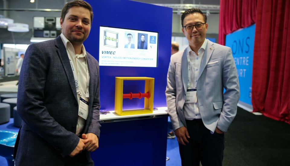 UiS-forsker Marek Janocha har utviklet en oppfinnelse som produserer elektrisitet fra havstrøm, sammen med professor i marinteknologi Muk Chen Ong. Fra ONS 2022.