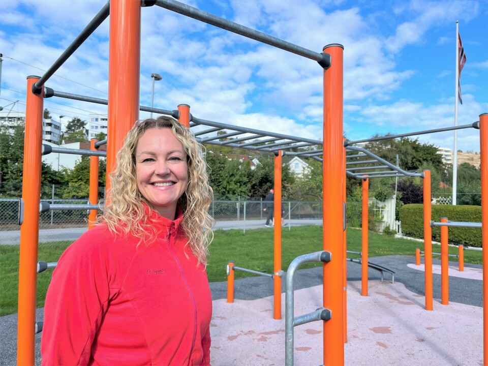 Bare i Fredrikstad finnes det 20 aktivitetsparker der folk kan få lagt inn en rask treningsøkt. Charlotte Akselsen mener disse er gull for familier. Bare i Fredrikstad finnes det 20 aktivitetsparker der folk kan få lagt inn en rask treningsøkt. Charlotte Akselsen mener disse er gull for familier.