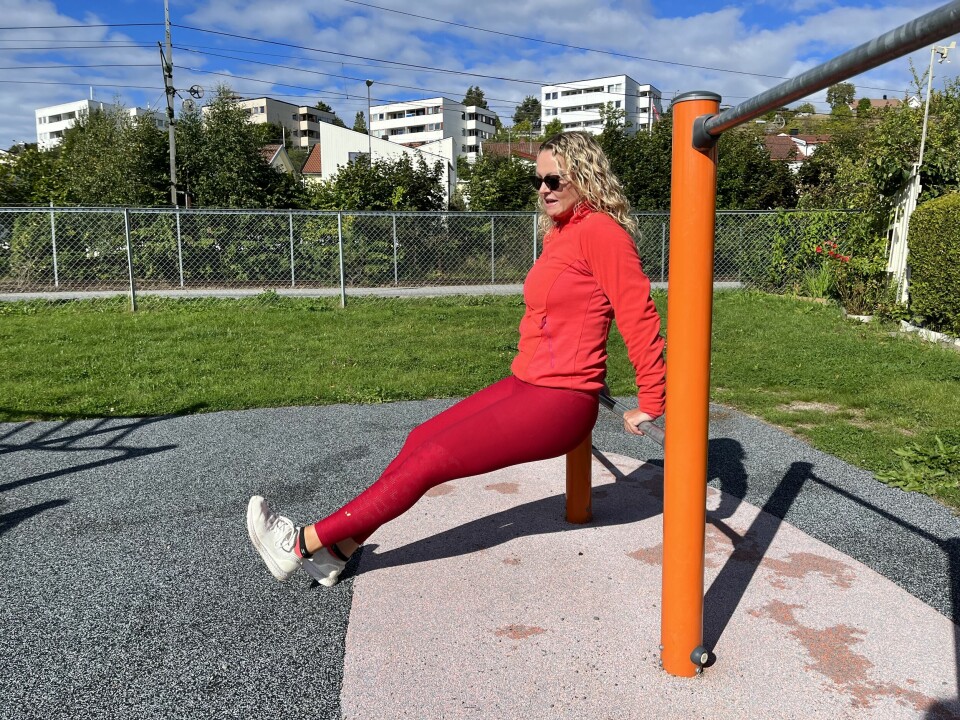 Ved å holde deg fast i stanga som på dette bildet, samtidig som du hever og senker deg ned, trener du bakside arm. Har du beina strekt ut, blir øvelsen tyngre. Har du bøyde bein, blir den enklere. Charlotte Akselsen utetrening