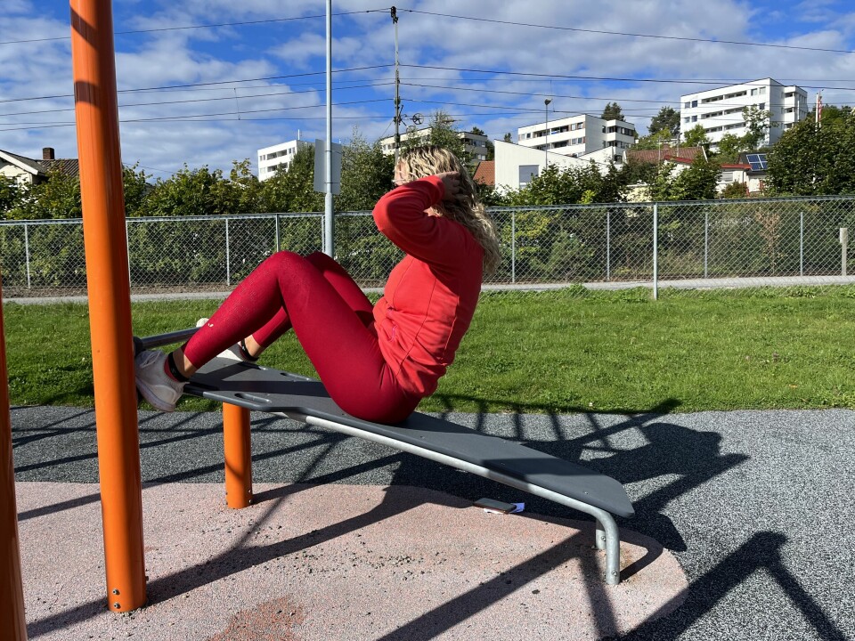 Denne benken kan brukes til å gjøre litt tyngre sit-ups, som trener magen. Ønsker du å gjøre øvelsen enklere, kan du ligge flatt. Charlotte Akselsen utetrening