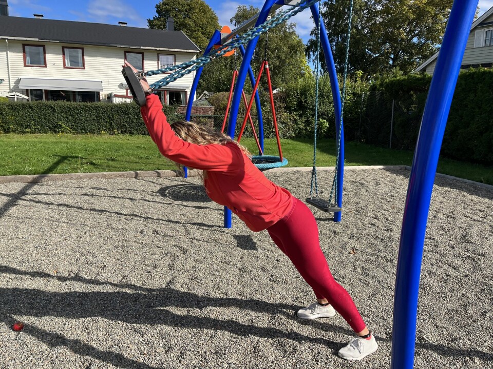 I tillegg til apparatene i aktivitetsparkene kan man også bruke huska på lekeparken. Denne øvelsen trener kjernemuskulaturen og skuldrene. Jo dypere ned du kommer, jo hardere blir øvelsen. Charlotte Akselsen utetrening