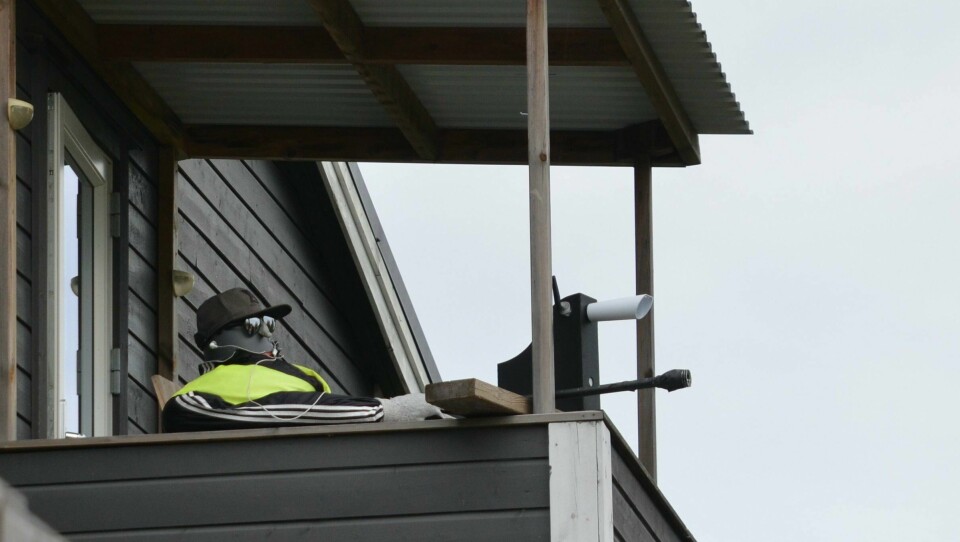 «Erik» flytta inn hos familien Thomsen i sommer. Natt og dag sitter han på post i boligen. «Erik» flytta inn hos familien Thomsen i sommer. Natt og dag sitter han på post i boligen.