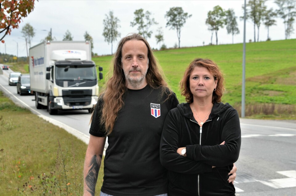 – Vi aksepterer selvfølgelig at vi bor ved en trafikkert vei, men da må alle sjåfører respektere hastigheten på stedet, sier Kristin Jelstrup Thomsen og Øystein Thomsen i Elvestadveien, Hobøl. – Vi aksepterer selvfølgelig at vi bor ved en trafikkert vei, men da må alle sjåfører respektere hastigheten på stedet, sier Kristin Jelstrup Thomsen og Øystein Thomsen i Elvestadveien, Hobøl.