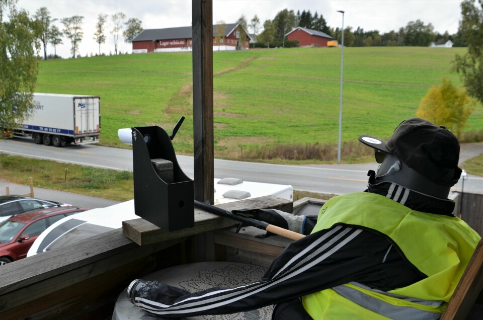 Tidsskriftholder, rundpinne, refleksvest, solbriller, skyggelue og ørepropper – ispedd en dose kreativitet – «Erik» får forbipasserende til å respektere fartsgrensa på 40 kilometer i timen. Tidsskriftholder, rundpinne, refleksvest, solbriller, skyggelue og ørepropper – ispedd en dose kreativitet – «Erik» får forbipasserende til å respektere fartsgrensa på 40 kilometer i timen.