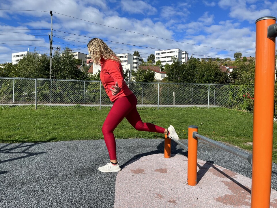 Med denne øvelsen trener du mye på en gang: setet, bakside og fremside av lår, samt støttemuskulatur og balanse. Øvelsen kan gjøres enklere ved å sette beinet som er på på stangen i bakken i stedet. Personlig trener Charlotte Akselsen utetrening aktivitetspark