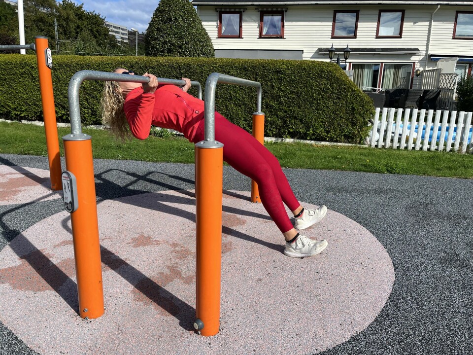 Dette er et enklere alternativ til pull-ups, der man henger etter armene i en stang, og løfter haka til over stanga. Denne øvelsen kan også differensieres ved å strekke ut eller bøye beina, der førstnevnte vil gjøre det tyngre. Her trener du rygg og fremside av armene. Personlig trener Charlotte Akselsen utetrening aktivitetspark