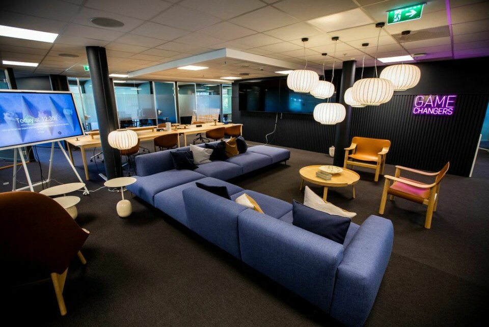 Den sosiale sonen egner seg for møtevirksomhet. De som har blitt vant til å jobbe i sofakroken, kan også slenge seg ned her. Trenger man en pause, finner man bordtennis og shuffle board i naborommet. Den sosiale sonen egner seg for møtevirksomhet. De som har blitt vant til å jobbe i sofakroken, kan også slenge seg ned her. Trenger man en pause, finner man bordtennis og shuffle board i naborommet.Foto: Ole Palmstrøm/FriFagbevegelse