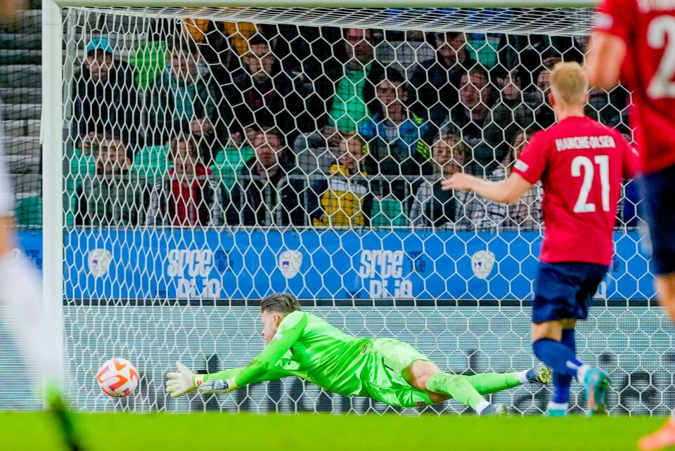 Ærrs! Ørjan Nyland når ikke ballen etter skuddet Slovenias Benjamin Sesko har sendt avgårde på Stozice Stadium. Ørjan Nyland når ikke scoringen til Slovenias Benjamin Sesko under fotballkampen i nasjonsligaen mellom Slovenia og Norge på Stozice Stadium.Foto: Fredrik Varfjell / NTB