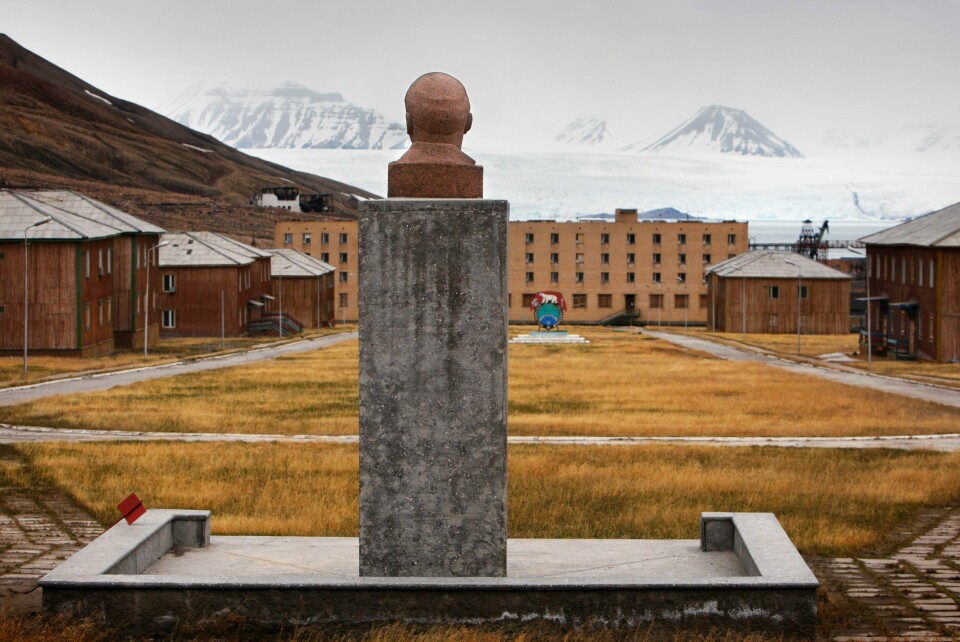 Lenin-statuen skuer utover den russiske gruvebyen Pyramiden som ble forlatt i 1998. På 80-tallet bodde det over 1000 personer i gruvebyen, som ble grunnlagt av Sverige i 1910 og solgt til Sovjetunionen i 1927. Lenin-statuen skuer utover den russiske gruvebyen Pyramiden som ble forlatt i 1998. Nå ønsker Russland å bruke 300 millioner kroner på å ruste opp Pyramiden og Barentsburg for turister.Arkivfoto: Håkon Mosvold Larsen / NTB