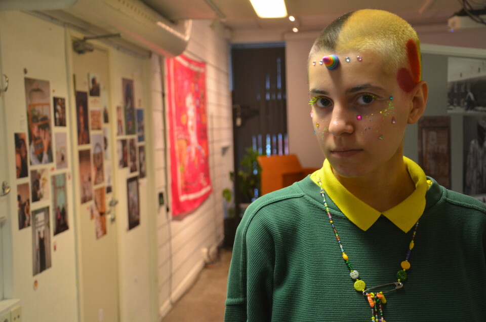 Lera Nerybka tok turen fra St. Petersburg til Kirkenes for å stille ut kunsten sin på Barents Pride. Lera Nerybka har tatt turen fra St. Petersburg til Kirkenes for å stille ut kunsten sin på Barents Pride.