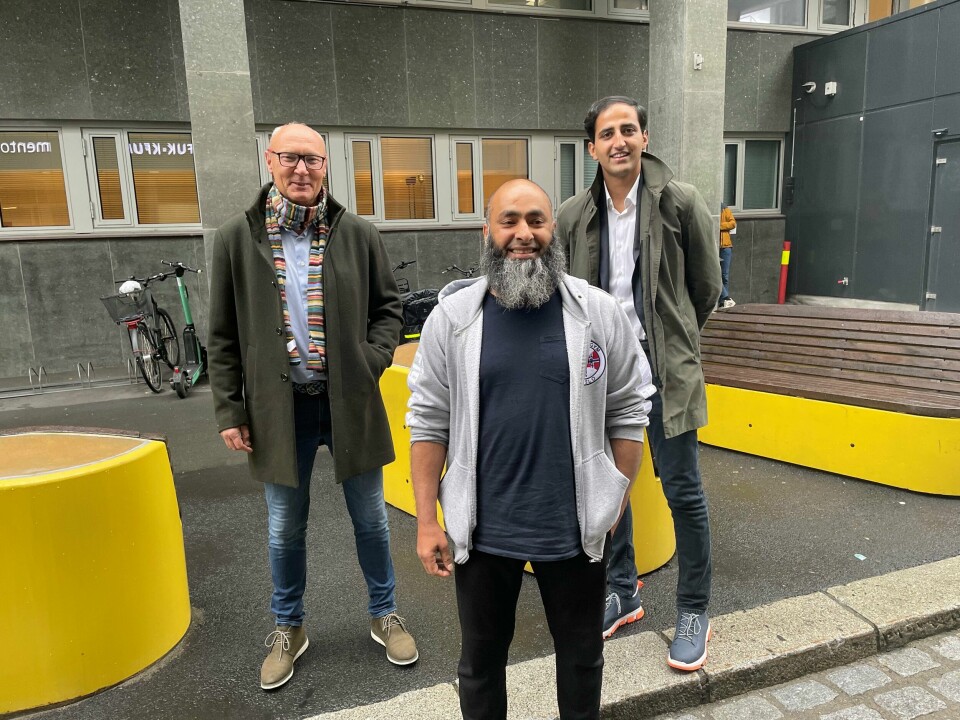 Lasse Richardt, Leder av Nasjonalt avhoppervirksomhet og kriminalitetsforebygging Norge (til venstre) og Shahid Rasool jobber med å få avhoppere fra gjengmiljøet tilbake til samfunnet. Her sammen med Høyre-politiker Hassan Nawaz (til høyre) Lasse Richardt, Leder av Nasjonalt avhoppervirksomhet og kriminalitetsforebygging Norge (til venstre) og Shahid Rasool jobber med å få avhoppere fra gjengmiljøet tilbake til samfunnet. Her sammen med Høyre-politiker Hassan Nawaz (til høyre)