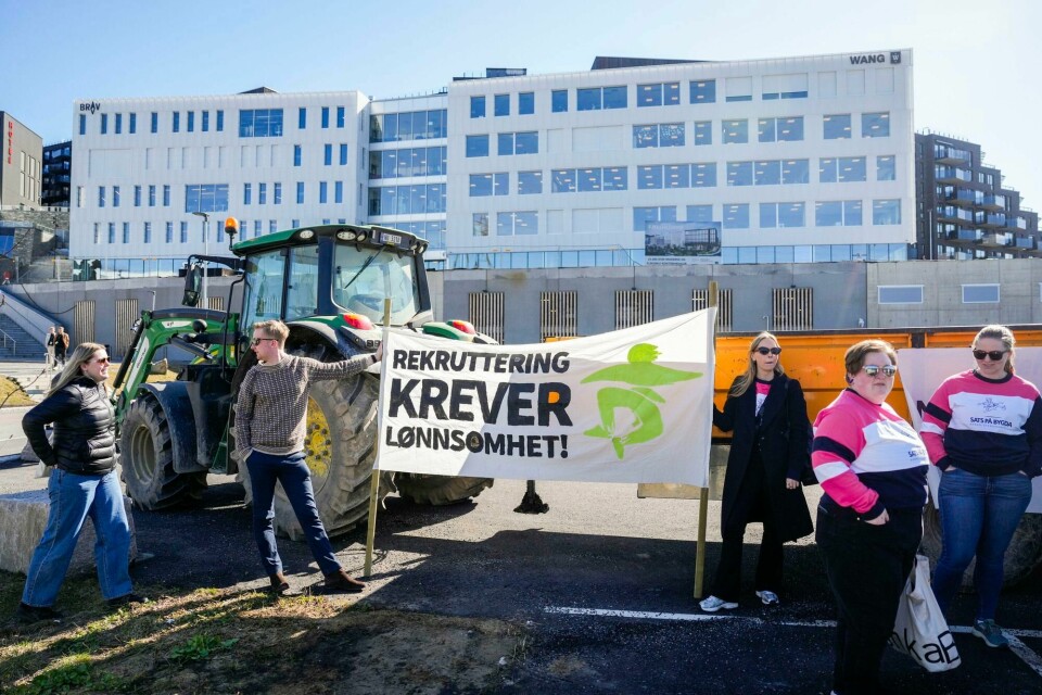 Bondeaktivister demonstrerer før åpningen av Senterpartiets landsstyremøte i Lørenskog. Bondeaktivister demonstrerer før åpningen av Senterpartiets landsstyremøte i Lørenskog.
