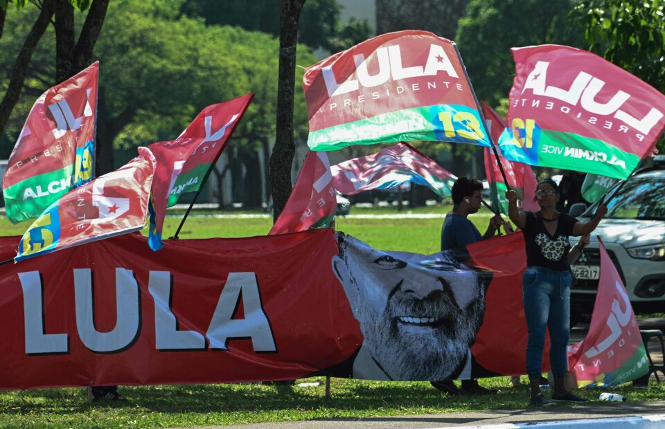 Tilhengere av Brasils ekspresident Lula har stilt opp med flagg og bannere i Brasilia i valgkampinnspurten. Tilhengere av Brasils ekspresident Lula har stilt opp med flagg og bannere i Brasilia i valgkampinnspurten.