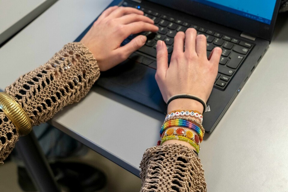 Selv om steinerskolen er «teknologiskeptisk», betyr ikke det at elevene ikke får bruke og lære om teknologi. Tvert om; utvikling av kritisk digital kompetanse er viktig i de høyere trinnene, skriver Gunhild Abelsnes. Skole og undervisning, laptop, teknologi