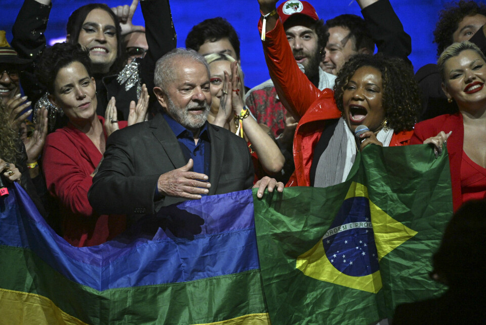 Brasils tidligere president Lula holder et brasiliansk flagg (og et pride-flagg) under et valgmøte i Sao Paulo denne uka. Brasils tidligere president Lula holder et brasiliansk flagg (og et pride-flagg) under et valgmøte i Sao Paulo denne uka.