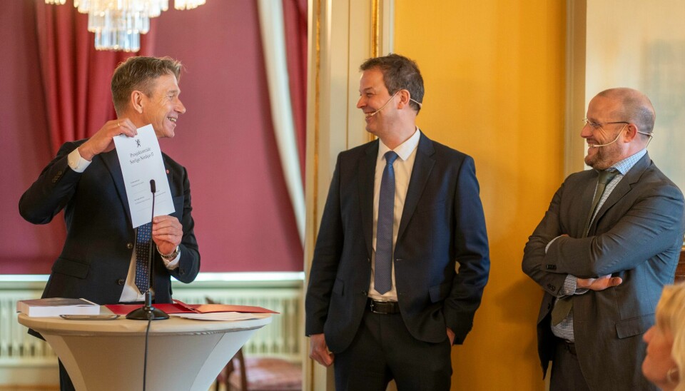 Energiminister Terje Aasland (Ap) med Peter van der Poel, administrerende direktør i Ingka (i midten) og François van Leeuw, konsernsjef i Parkwind, viser fram den nylig signerte kontrakten om utbyggingen av havvind i området Sørlige Nordsjø II. Energiminister Terje Aasland (Ap) med Peter van der Poel, administrerende direktør i Ingka (i midten) og François van Leeuw, konsernsjef i Parkwind, viser fram den nylig signerte kontrakten om utbyggingen av havvind i området Sørlige Nordsjø II. Foto: Heiko Junge / NTB