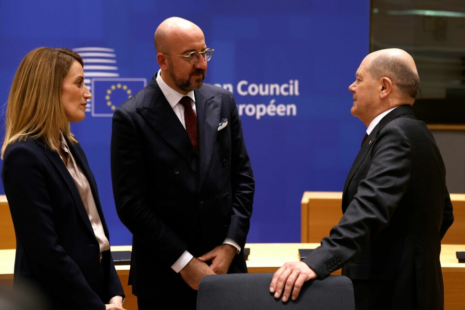 EU-parlamentets president Roberta Metsola har en klar beskjed til EU-landenes ledere: Raskere levering av våpen og materiell til Ukraina. Her sammen med EU-president Charles Michel og Tysklands statsminister Olaf Scholz. EU-parlamentets president Roberta Metsola har en klar beskjed til EU-landenes ledere: Raskere levering av våpen og materiell til Ukraina. Her sammen med EU-president Charles Michel og Tysklands statsminister Olaf Scholz.