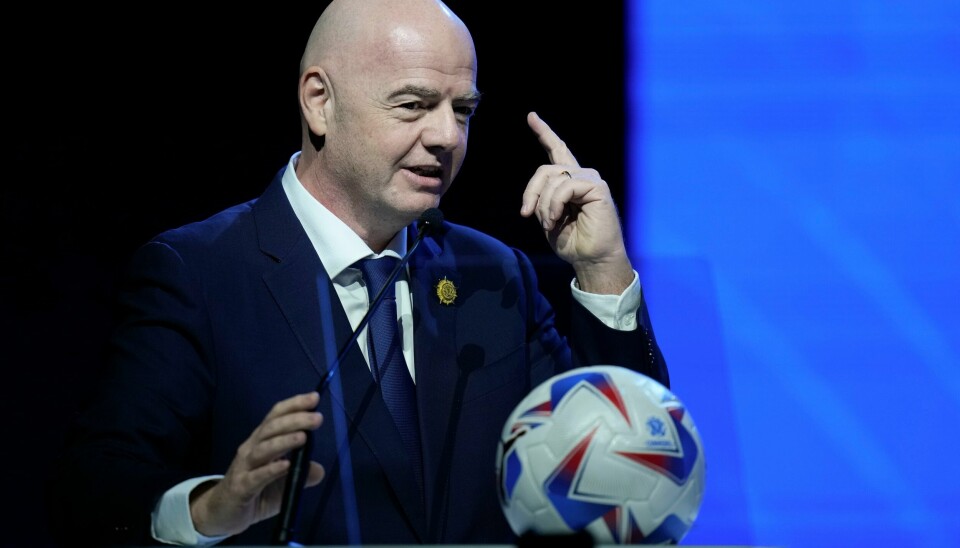 Fifa-president Gianni Infantino får et forslag fra Palestina på bordet på forbundets 74. kongress. Fifa-president Gianni Infantino får et forslag fra Palestina på bordet på forbundets 74. kongress. Foto: Jorge Saenz / AP / NTB