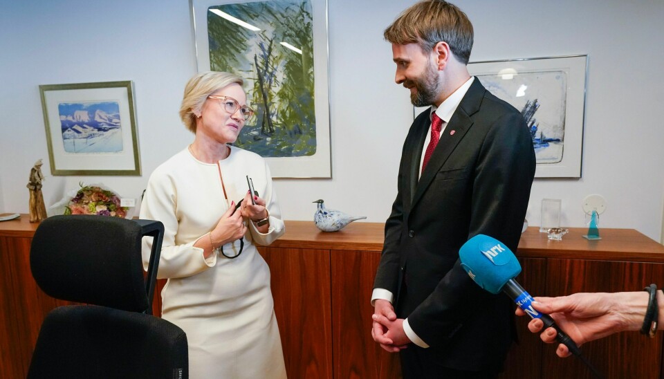 Avgått helseminister Ingvild Kjerkol er valgt til ny leder i energi- og miljøfraksjonen i Arbeiderpartiets stortingsgruppe. Sist fredag måtte hun gi fra seg nøkkelen til Helse- og omsorgsdepartementet til Jan Christian Vestre. Nøkkeloverrekking i Helse- og omsorgsdepartementet. Jan Christian Vestre (t.h.) overtek som helse- og omsorgsminister etter Ingvild Kjerkol. Foto: Lise Åserud / NTB / NPK