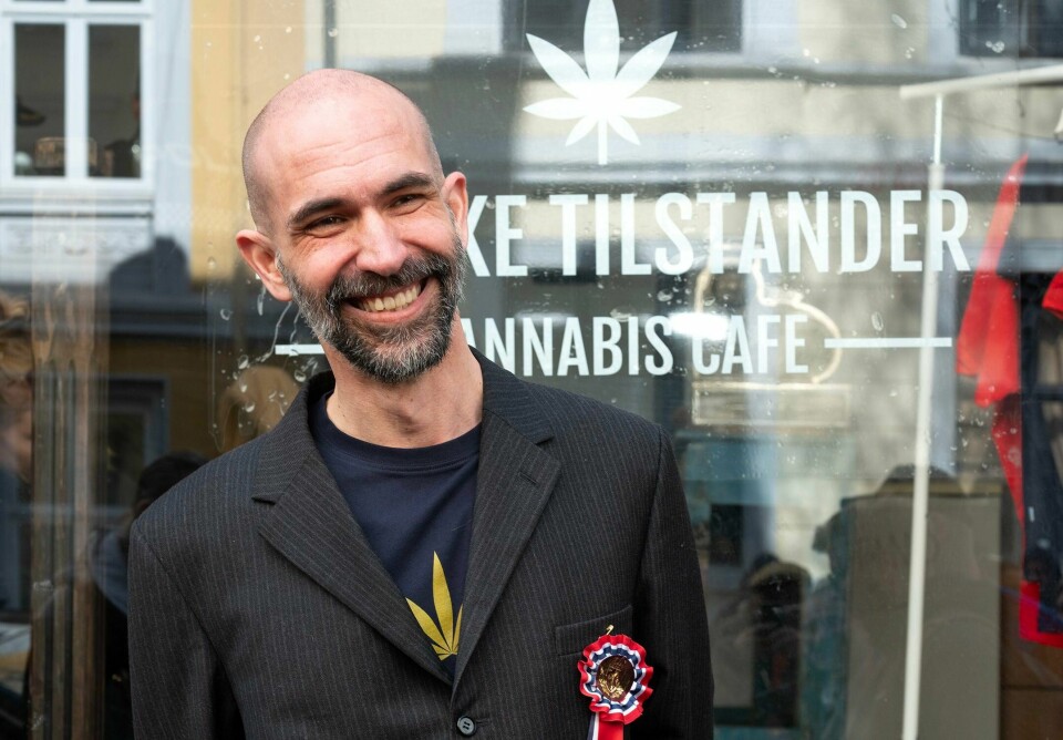 Roar Mikalsen hadde all grunn til å smile under den vellykkede aksjonen. Roar Mikalsen, leder av Alliansen for rettighetsorientert ruspolitikk (AROD), åpnet cannabis-kafé på Bislett som et stunt