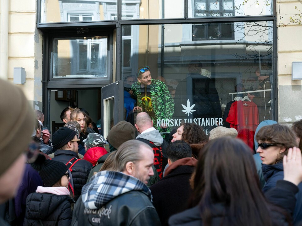 Lange køer foran kafeen som fikk navnet 'Norske tilstander'. Alliansen for rettighetsorientert ruspolitikk (AROD), åpnet cannabis-kafé på Bislett som et stunt. Kalte kafeen for 'Norske tilstander'.