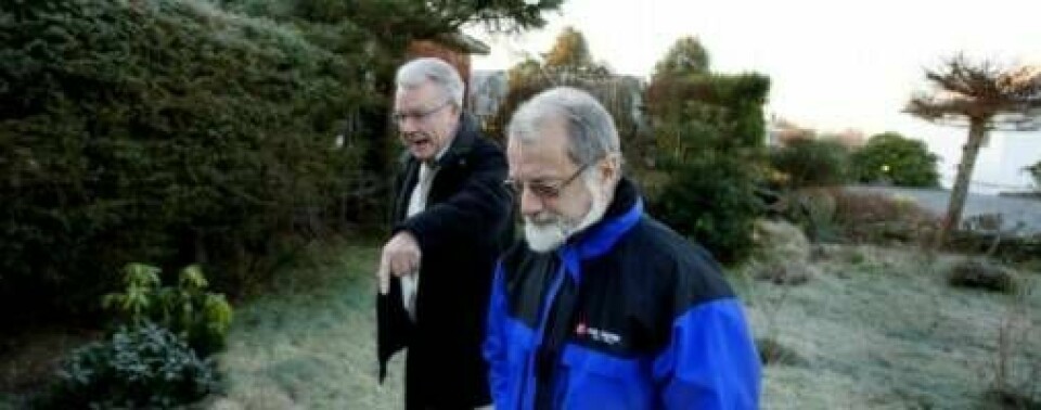 NÅ ER DET NOK: Naboene Harald Skarveland (til venstre) og Stein H. Sørensen er leie av de daglige besøkene av rådyrene i hagene. Nå har de skrevet brev til Tasta bydelsutvalg.