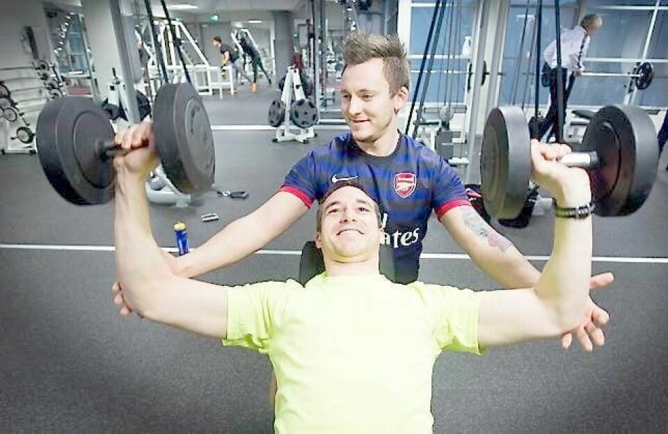Stian Andersen og Marius Bogstrand (bak) trener flere ganger i uka. Begge har stillesittende jobber, derfor er det desto viktigere å være aktiv på fritiden, mener vennene.