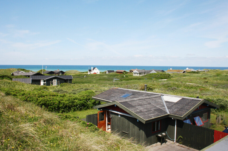 Dette er annonsert for litt over 2 millioner kroner, og det ligger ikke langt fra Hirtshals. Kragestranden ligger i Tornby få kilometer sør for ferjeleiet i Hirtshals. Hytten har tre soverom og har en eiendom på nesten 3 mål. Problemet, eller utfordringen, er å få dispensasjon som kreves for at utlendinger kan kjøpe eiendom i Danmark. Så langt har 283 fått en slik dispensasjon, og danske politikere diskuterer nå om de skal lempe på kravene. Alle bilder: Finn.no Dette er annonsert for litt over 2 millioner kroner, og det ligger ikke langt fra Hirtshals. Kragestranden ligger i Tornby få kilometer sør for ferjeleiet i Hirtshals. Hytten har tre soverom og har en eiendom på nesten 3 mål. Problemet, eller utfordringen, er å få dispensasjon som kreves for at utlendinger kan kjøpe eiendom i Danmark. Så langt har 283 fått en slik dispensasjon, og danske politikere diskuterer nå om de skal lempe på kravene. Alle bilder: Finn.no