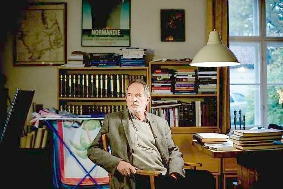 Forfatter Jon Michelet, her i arbeidsrommet hjemme på Larkollen, har skrevet romanverk om norske krigsseilere under andre verdenskrig. FOTO: FREDRIK BJERKNES