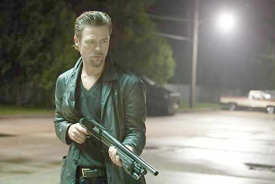 Det er valgkampinnspurten i 2008. Brad Pitt spiller leiemorderen Jackie Coogan som blir hyra inn for å rydde opp for mafiaen i New Orelans. FOTO: NORSK FILMDISTRIBUSJON