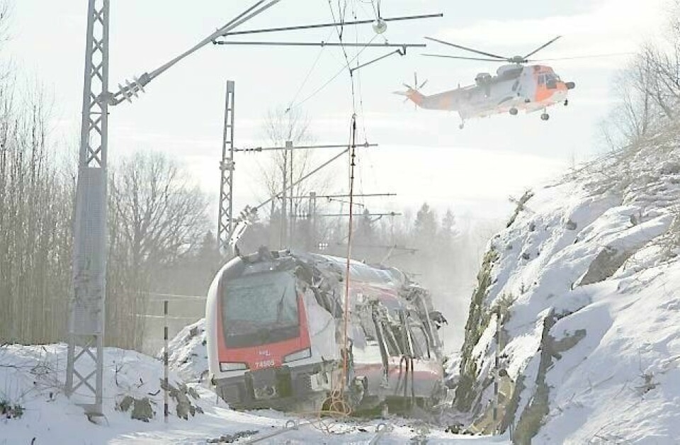 Fem personer ble skadd og millionverdier gikk tapt da et av NSBs nye tog ble smadret i februar. Lignende ulykker vil trolig ikke kunne skje med ERTMS. FOTO: PEDER GJERSØE/NTB SCANPIX