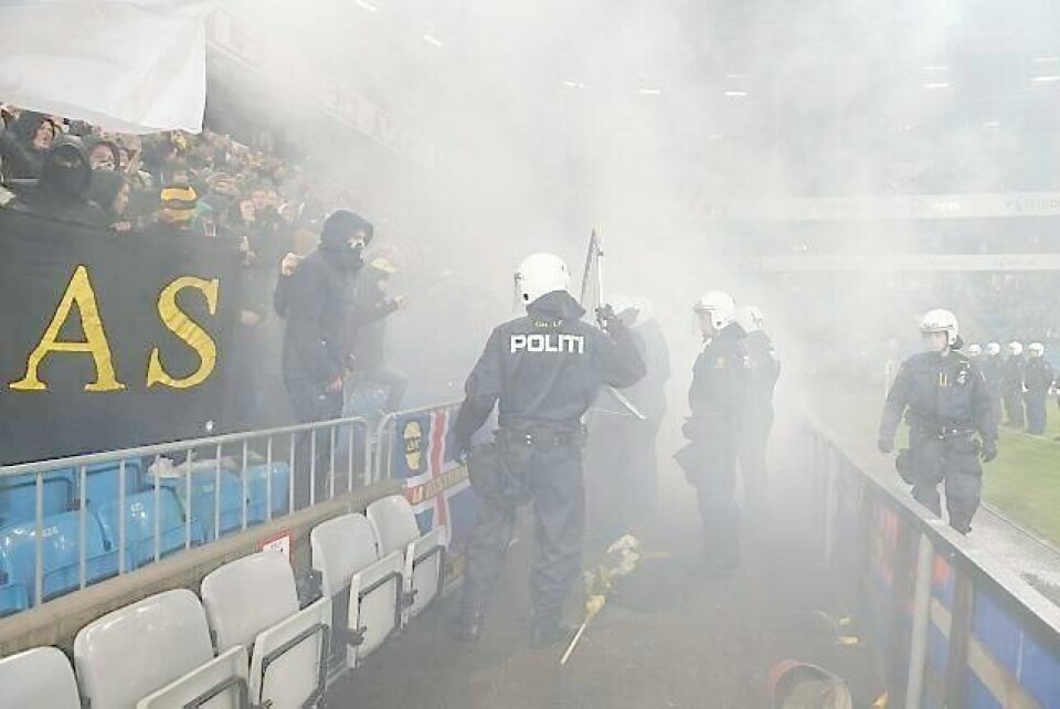 Det var høy temperatur foran avspark på Ullevaal. FOTO: CORNELIUS POPPE/NTB SCANPIX