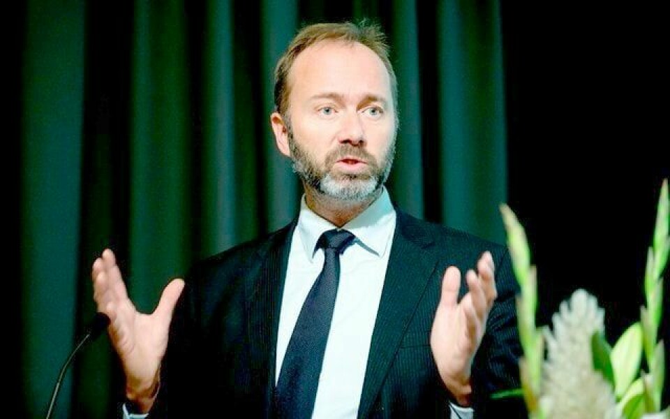 Nærings- og handelsminister Trond Giske gjør det klart at det ikke er aktuelt for staten å kjøpe Widerøe. Han tror det finnes private kjøpere.