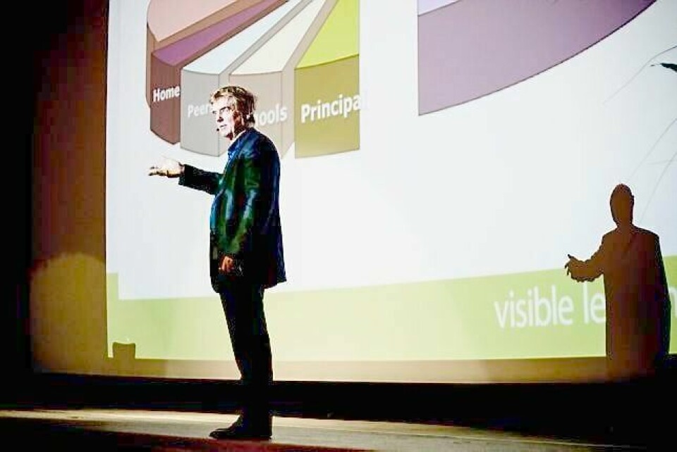John Hattie fra New Zealand er blitt en stor snakkis i skolemiljøet etter at han gjennom 15 år kartla hva som funker og ikke funker i et klasserom. Resultatet ble undervisningsmetoden Visible Learning.