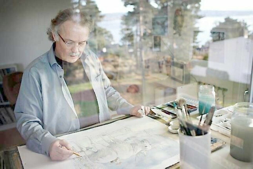 Et nytt nissebilde er i fred med å ta form. Kjell E. Midthun fører blyanten konsentrert og kjapt over papiret. - Men jeg er alltid usikker på motivet, det er ikke slik at jeg rister det ut av ermet, forteller han. FOTO: ANETTE KARLSEN/NTB SCANPIX