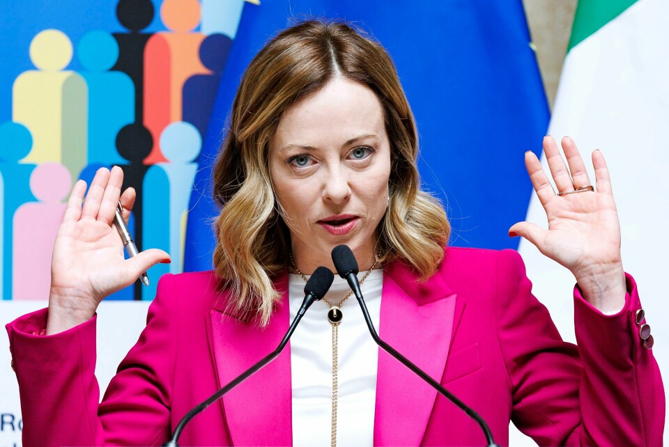 Statsminister Giorgia Meloni har fått vedtatt en lov som åpner for at abortmotstandere kan få adgang til å kontakte kvinner som søker rådgivning på offentlige klinikker. Det er partiet til statsminister Giorgia Meloni som har fremmet forslaget om å tillate abortmotstandere å gå inn på abortklinikker i Italia. Forslaget har allerede blitt godkjent i underhuset i nasjonalforsamlingen. Foto: Roberto Monaldo / LaPresse / AP / NTB