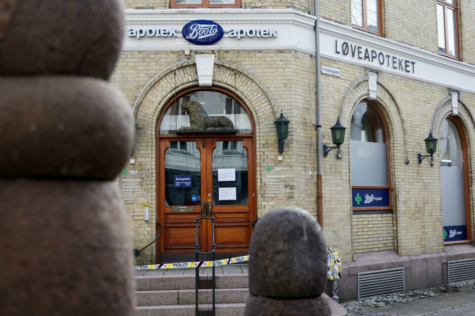 Statsforvalteren i Agder går inn i drapssaken i Arendal for å vurdere om det skal gjennomføres tilsyn med helsehjelpen den siktede mannen i 60-årene har fått. Bildet viser Boots apotek i Arendal sentrum.