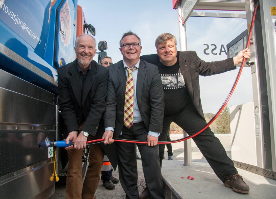 Fylkesordfører Ole Haabeth (fra venstre), Johnny Sundby, adm.dir. i MOVAR, og John Melby i AGA er alle fornøyde med å ha fått på plass en biogassfyllestasjon på Solgård Skog. MOVAR blir blant de første brukerne. FOTO: KENNETH STENSRUD Fylkesordfører Ole Haabeth (fra venstre), Johnny Sundby, adm.dir. i MOVAR, og John Melby i AGA er alle fornøyde med å ha fått på plass en biogassfyllestasjon på Solgård Skog. MOVAR blir blant de første brukerne. FOTO: KENNETH STENSRUD