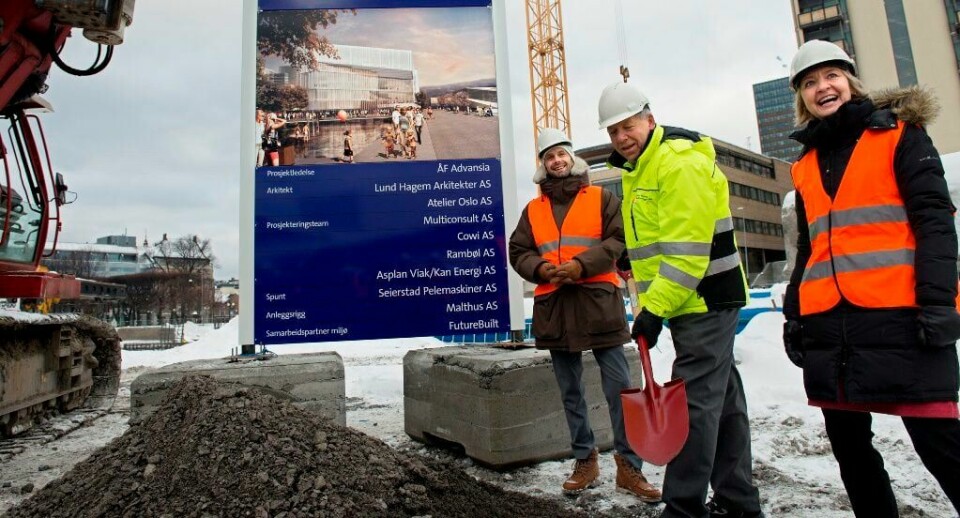 I januar i fjor ble førse spadetak tatt for det som skal bli Oslos nye hovedbibliotek. Et ddrøyt år senere har probleme tårnet seg opp og prislappen steget betydelig. F.v. kulturbyråd Hallstein Bjercke, Gunnar A. Leganger, direktør for Kulturbyggene i Bjørvika, og Hilde Barstad, direktør for Kulturetaten i Oslo kommune. FOTO: MIMSY MØLLER