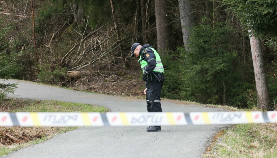 Politisperring nær stedet der en mindreårig gutt ble påført knivskader torsdag morgen. En mann i 50-årene er pågrepet og siktet i saken. Bildet viser politisperring nær stedet der en gutt ble påført knivskader torsdag morgen. Foto: nyhetstips.no / NTB