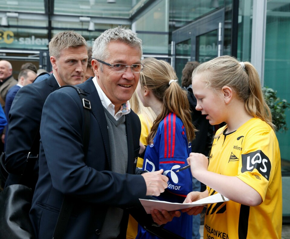 Rosenborg-trener Kåre Ingebrigtsen har skrevet mange autografer allerede. Det kan bli flere. FOTO: TERJE PEDERSEN/NTB SCANPIX