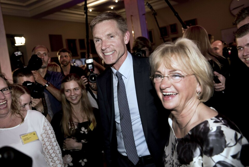 Dansk Folkepartis leder Kristian Thulesen Dahl er valgets store vinner. Her sammen med forgjengeren Pia Kjærsgaard på seiersfesten natt til i går i København. FOTO: LINDA KASTRUP/NTB SCANPIX