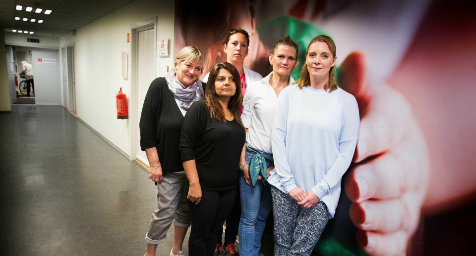 De ansatte i hjemmetjenesten i Oslo kommune mener flere hender og mer tillit til fagpersoner må til for at eldreomsorgen skal bli bedre. Fra venstre: Britt Holand, Atefeh Moradi, Kathrine Forsdahl, Evy Kristin Lyngstad og Cecilie Løchting. FOTO: ARNE OVE BERGO