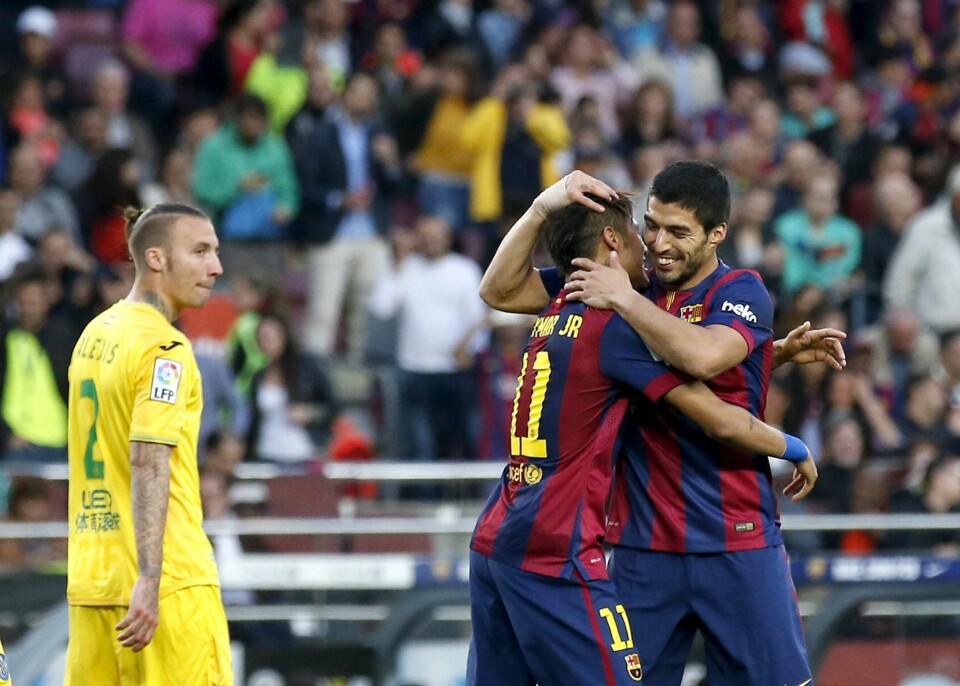 Luiz Suarez og Neymar gratulerer hverandre etter en ny målfest tirsdag kveld. FOTO: NTB SCANPIX