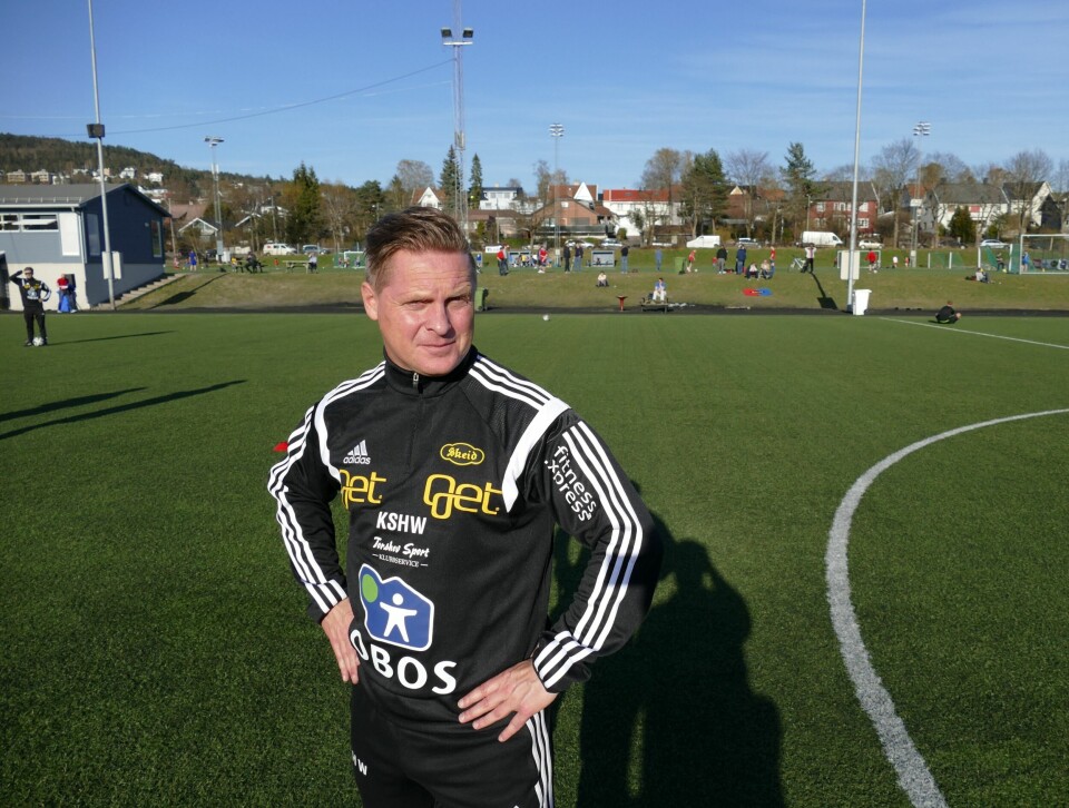 Skeid-trener Kjell Sverre Hansen Wold med hovedtribunen på Nordre Åsen i bakgrunnen. FOTO: PER ERIK MOEN Skeid-trener Kjell Sverre Hansen Wold med hovedtribunen på Nordre Åsen i bakgrunnen. FOTO: PER ERIK MOEN