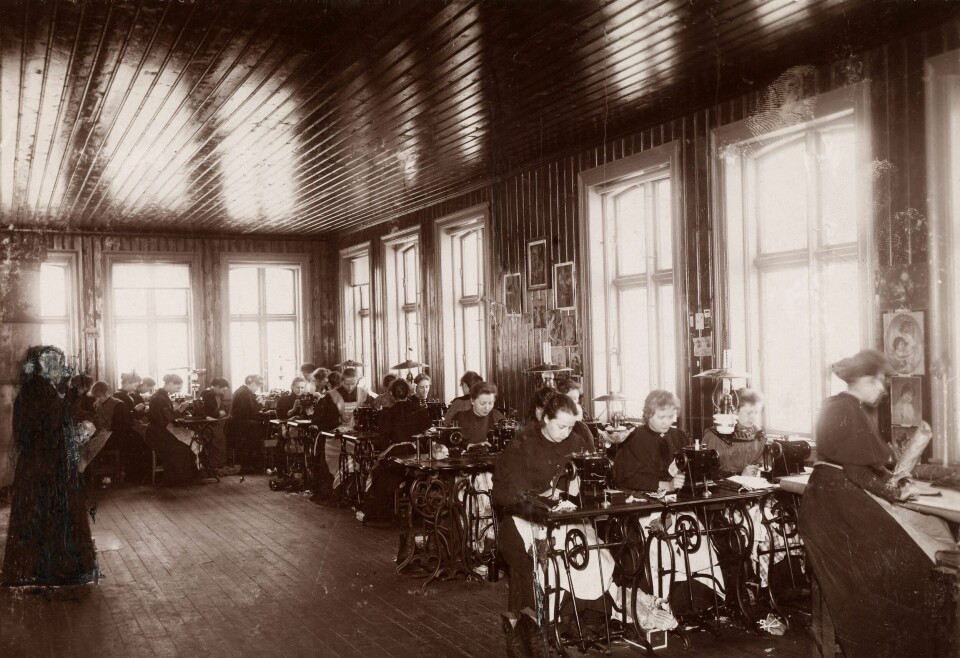 SYERSKER: Ved Brødrene Halléns hanskefabrikk i 1895. FOTO: THORKEL JENS THORKELSEN/OSLO MUSEUM SYERSKER: Ved Brødrene Halléns hanskefabrikk i 1895. FOTO: THORKEL JENS THORKELSEN/OSLO MUSEUM