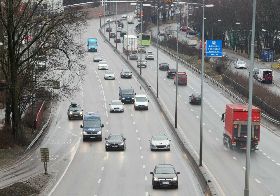 Den dårlige luftkvaliteten i Oslo skyldes ikke minst den omfattende og voksende biltrafikken på veier slik som E18. Men tiltakene som det politiske flertallet nå har samlet seg om, vil trolig bare i minimal grad bidra til å begrense den daglige bilbruken. FOTO: HILDE UNOSEN