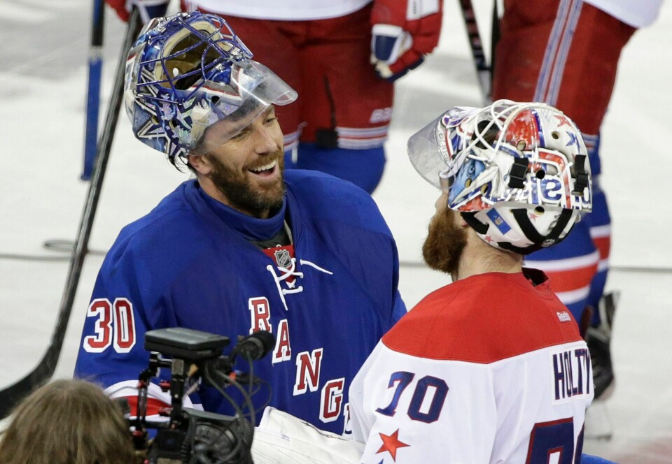 Rangers-keeper Henrik Lundqvist (t.v) takker Washington Capitals keeper Braden Holtby etter dramaet i Madison Square Garden i natt. FOTO: FRANK FRANKLIN II/NTB SCANPIX