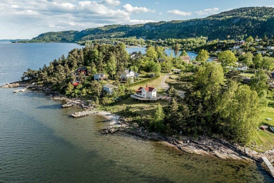 Denne fritidsboligen i Holmsåsveien i Sande har 4,6 mål tomt og 80 meter strandlinje, og hadde første visning mandag. Prisantydningen for den 73 kvadrat store hytta er 8.750.000 kroner. FOTO: EIENDOMSMEGLER 1